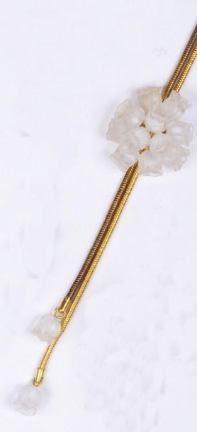 LALIQUE - Parure comprenant un collier et une épingle ornés de motifs fleurs en verre....