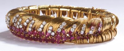 MAUBOUSSIN - Bracelet ruban articulé orné d'un pavage de rubis sous une cascade composée...