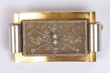 null Rectangular brooch in yellow gold and platinum adorned in the centre with a...