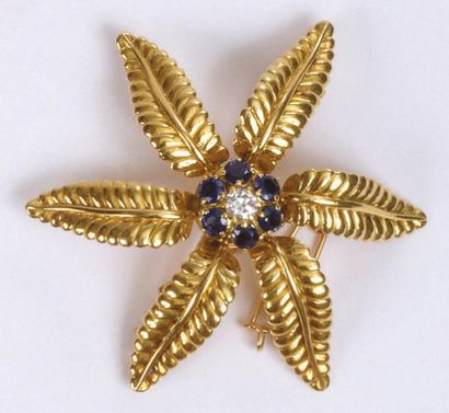 REGNER Paris - Brooch in the shape of a starfish in yellow gold, the centre adorned...
