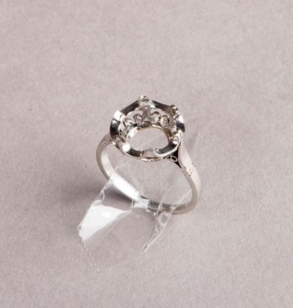 null Platinum claw ring frame.
Weight: 3.4 g