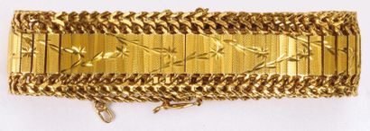 null BRACELET in yellow gold, flattened and amaties rod meshes decorated with chiselled...