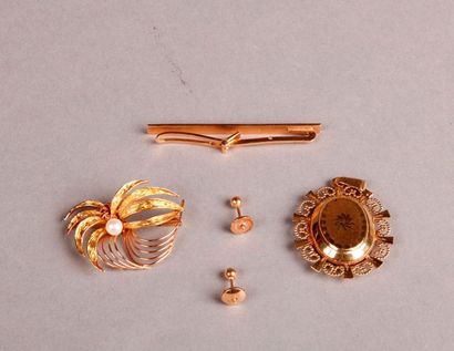 null GOLD LOT: Flower brooch decorated with a small pearl, medallion pendant, tie...