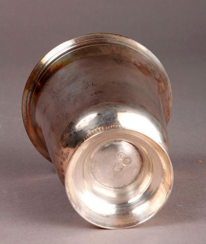 null TIMBALE tulipe en argent, base circulaire à godrons.
Poinçon au coq (1798-1809)....