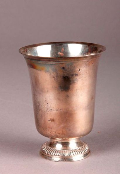 null TIMBALE silver tulip, circular base with gadroons.
Cock punch (1798-1809). Pds...