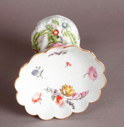 MEISSEN Surtout de table en porcelaine formée d'une coupe ovale supportée par deux...