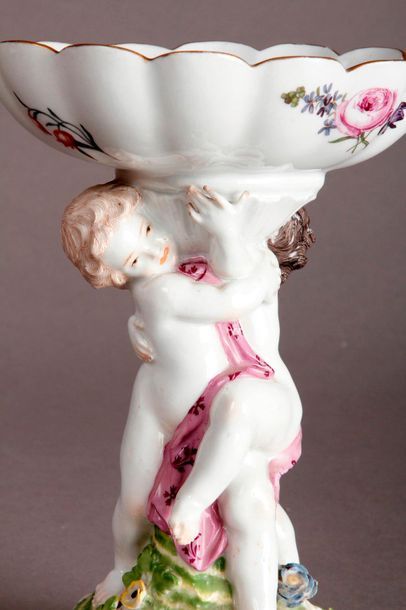 MEISSEN Surtout de table en porcelaine formée d'une coupe ovale supportée par deux...