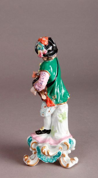 Angleterre Porcelain statuette representing a man playing the hurdy-gurdy standing...
