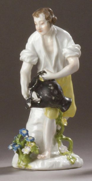 MEISSEN Statuette en porcelaine représentant un jardinier tenant un arrosoir.
Marquée...
