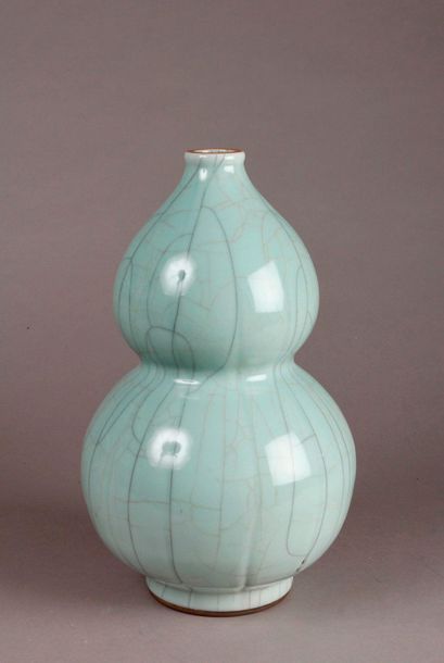 null VASE double gourd type Ge, with beautiful celadon glaze.
China, 20th century.
H....
