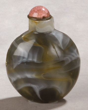 null TABATIÈRE in dark grey veined agate, with tourmaline stopper.
China, 20th century....