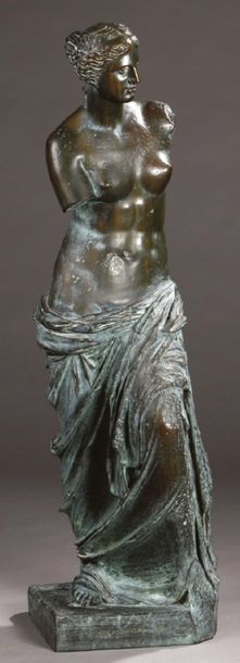 null FIGURE en bronze à patine vert antique représentant la Vénus de Milo. Signée...