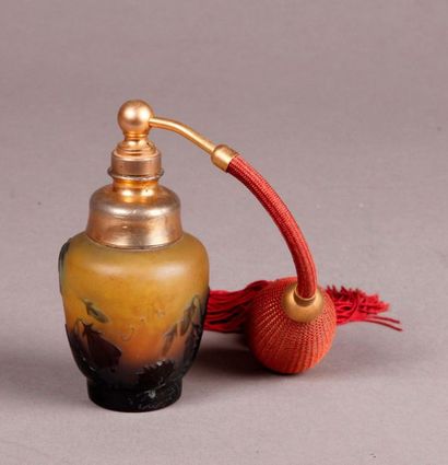 GALLE. Perfume bottle in multilayer glass with acid-free decoration.
Total height:...