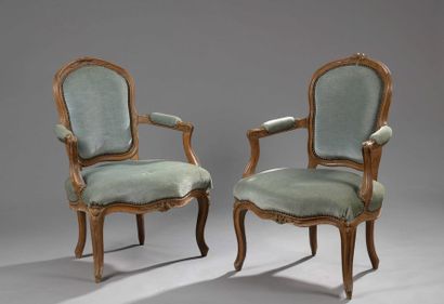 null Pair of moulded and carved beechwood FALLS with cabriolet backrest, decorated...