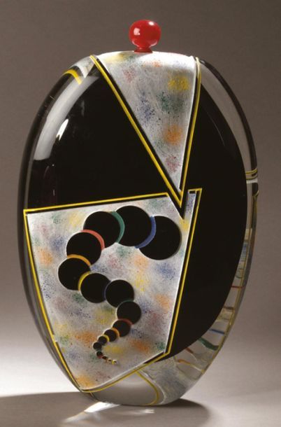 Régis et Gisèle FIEVET (XXe siècle) 
Grand flacon méplat en verre de forme ovale...
