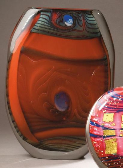 Eric LAURENT (né en 1959) 
Blown glass vase with a flattened body and scroll-shaped...