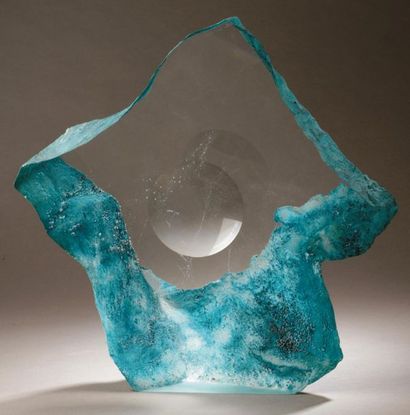 Colin REID (né en 1953) 
Sculpture de forme losangique en verre bleu sablé et poli...