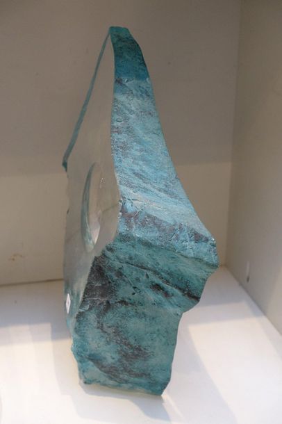 Colin REID (né en 1953) 
Sculpture de forme losangique en verre bleu sablé et poli...