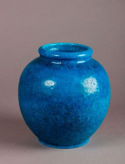 Raoul LACHENAL (1885-1956) 
Vase ovoïde en céramique émaillée bleue.
Signé sous la...