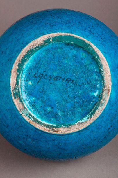Raoul LACHENAL (1885-1956) 
Vase ovoïde en céramique émaillée bleue.
Signé sous la...