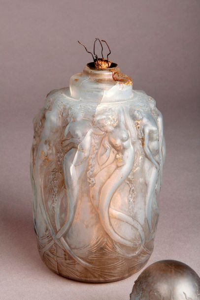 RENE LALIQUE (1860-1945) 
Brûle-parfum à alcool «Sirènes». Épreuve de tirage industriel...