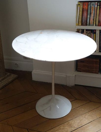 Eero SAARINEN (1910-1961) & KNOLL Small coffee table, the top in white marble veined...