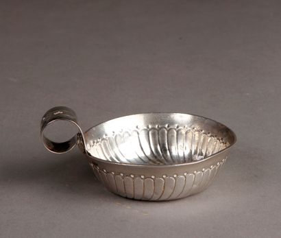 null A silver WINE CUP, gadroon decoration, scrolled handle.
Paris, 18th century....