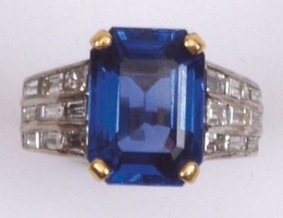 null RING set with a rectangular sapphire with cut sides between two trapezoidal...