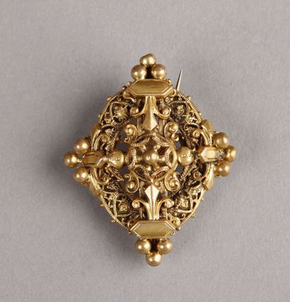 Non venu Antique openwork gilt metal BROCHURE with an oval shape decorated with lily...