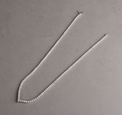 null NECKLACE line of 143 diamonds in a V shape.
Total weight of diamonds: 8 to 10...
