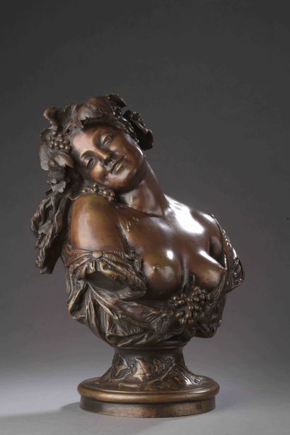 D'après Jean-Baptiste CARPEAUX (1827-1875) 
Bacchante bust with vine branches
Bronze...