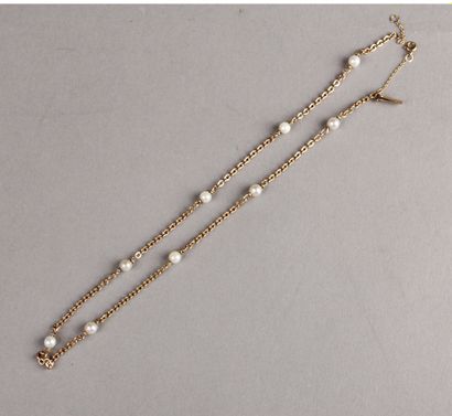 null Yellow gold chain with nine small cultured pearls.
Gross weight: 8.5 g