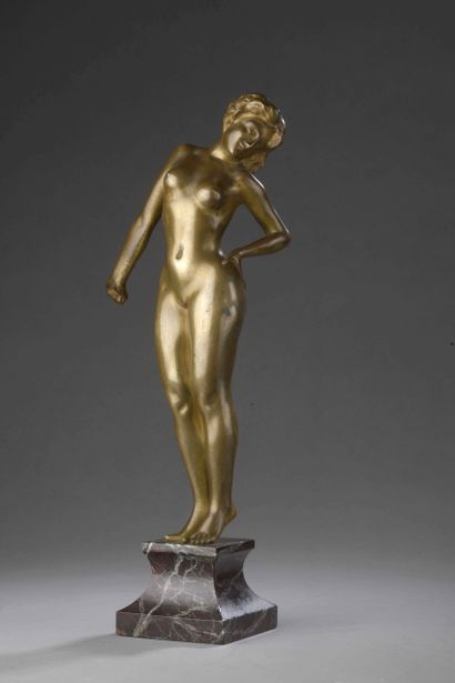 null Bronze SUBJECT representing a standing nude woman, one arm on her hip, head...