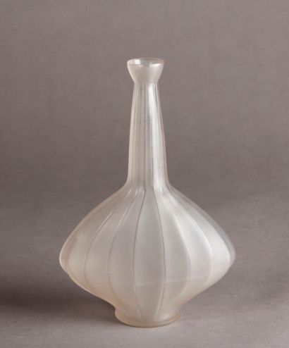 NON VENU (RENE LALIQUE) 
"Côtes plates" decanter. An industrial print made of frosted,...