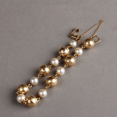 null BRACELET with alternating yellow gold balls and cultured pearls.
Gross weight:...