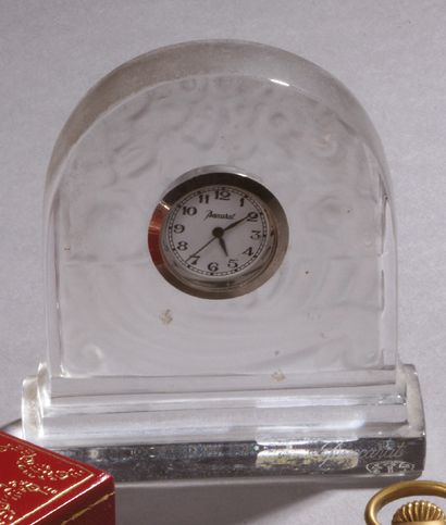 BACCARAT Small curved crystal desk clock with scroll decoration.
XXth century.
H....