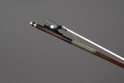 null Violin bow 58g in pernambuco wood by Laberte in all its main parts, signed VJ....