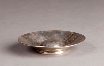 null A plain silver wine cup with umbilical.
Probably Bordeaux, 19th century. Minerve...