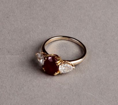 null RING set with an oval RUBY between two pear-shaped diamonds.
Yellow gold setting.
Weight...