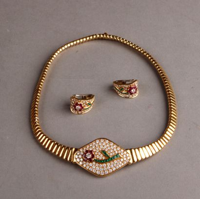 null EAR CLIPS in yellow gold with a flower motif surrounded by round rubies, the...