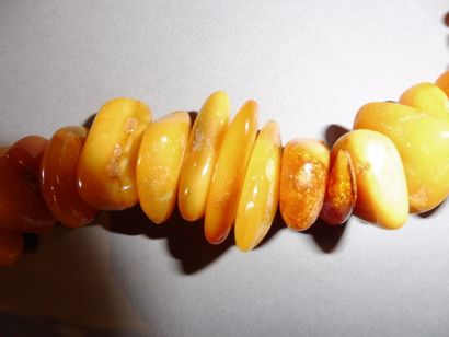 null Baltic yellow amber pebble, diam 1.8 to 2.2 cm, length 94 cm, weight 153 g.