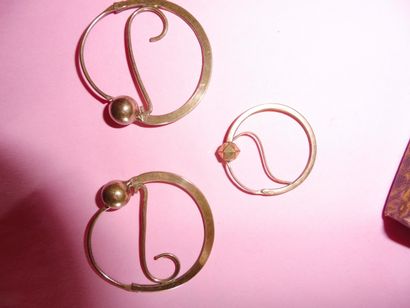 null TWO PAIRS OF EARRINGS in gilded metal, circle with an S and a pearl, diam 4...