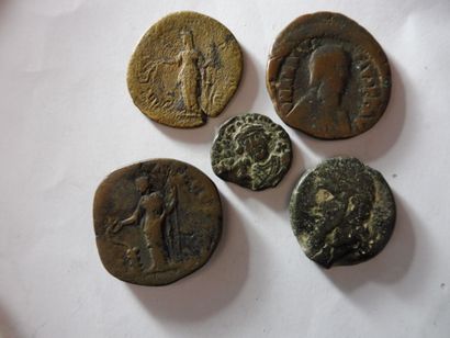 CINQ PIECES en argent d’époque romaine