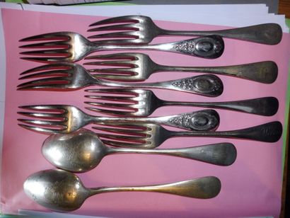 null LOT including 6 large forks, 2 large spoons, silver plated coffee spoon (wear),...