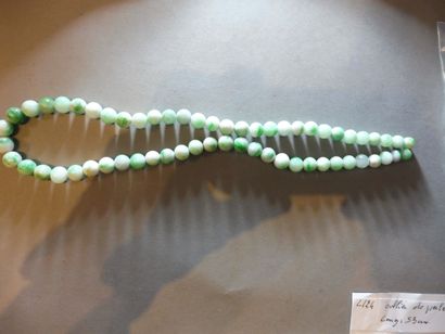 null NECKLACE of pearls in white jade vein green, diam 0,8 to 1 cm, long 55 cm
