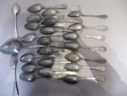 null LOT including 6 silver plated English sauce spoons (points of wear), 4 series...