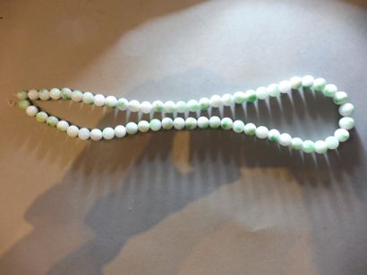 null NECKLACE of pearls in white jade vein green, diam 0,8 to 1 cm, long 51 cm