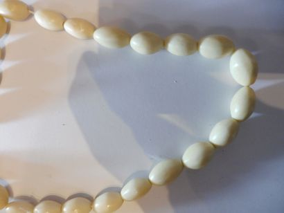 null NECKLACE of olive pearls in ivory fall, diam. pearls 6 mm to 11,5 mm, length...