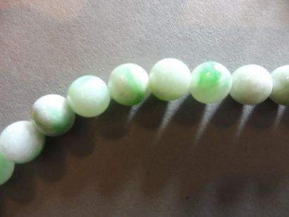 null NECKLACE green veined white jade style bead, diam 0,8 to 1 cm, length 53 cm