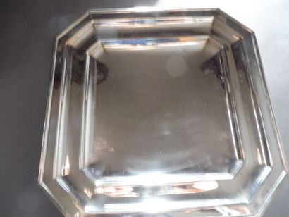 null Square-shaped silver platter with cut corners and stepped edges. 22,8 x 22,8...